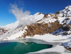 Tongariro Crossing: Trekking Spektakuler di Tanah Vulkanik